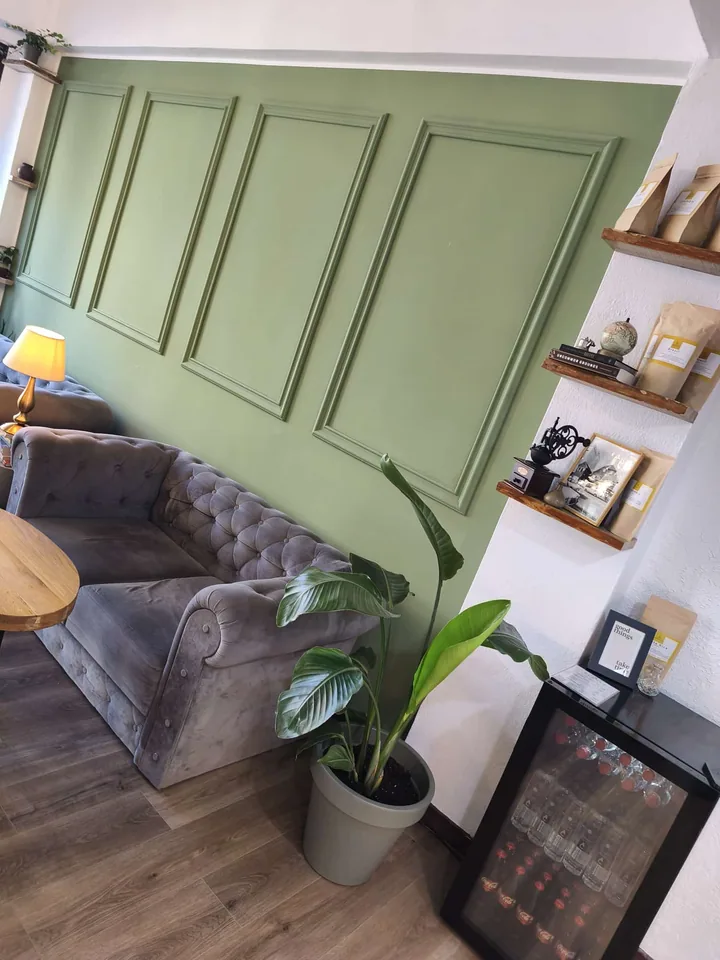 Colțul liniștit cu perete verde și fotolii